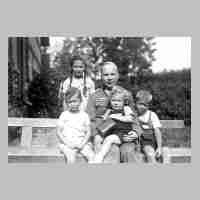 094-0129 Sommerurlaub 1941. Pfarrer Alexander Bansi mit vier seiner Kinder.jpg